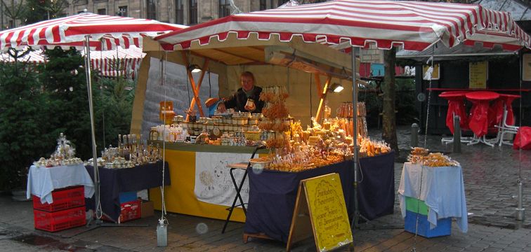 Honigverkauf auf dem Erlanger Wochenmarkt