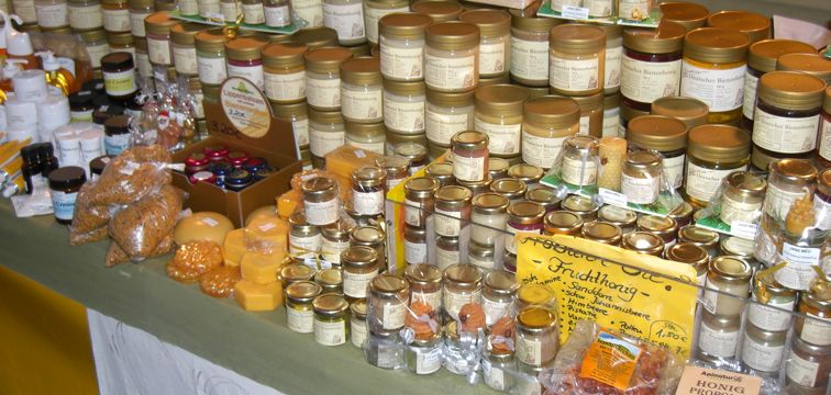 Honigsortiment auf dem Wochenmarkt