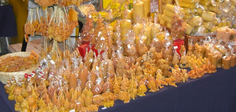 Bienenwachskerzen auf dem Wochenmarkt